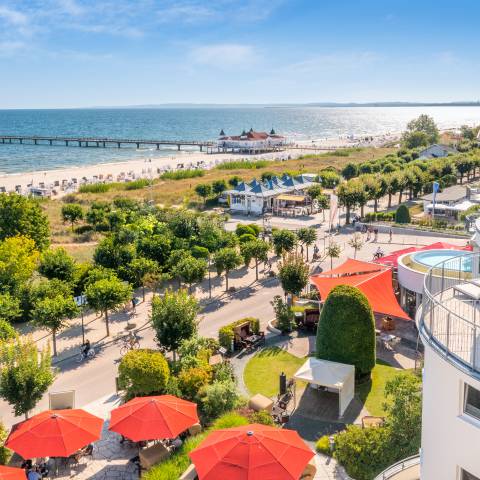 Luftaufnahme des Das Ahlbeck Hotel & Spa****s an der Promenade mit Blick auf Strand und Seebrücke Ahlbeck an der Ostsee