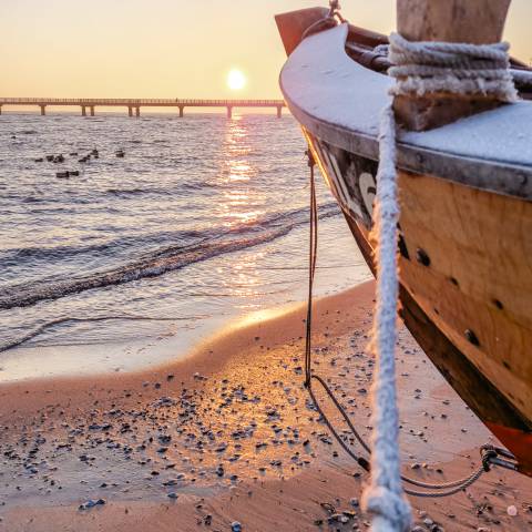 Verschneites Fischerboot am Strand von Ahlbeck auf der Insel Usedom im Winter.