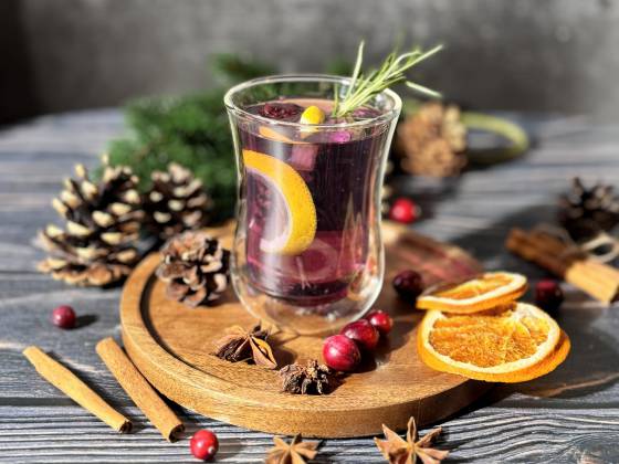 Holunderlavendelpunsch mit Orangenscheibe, Kienapfel, Gewürzen und Tannenzweig